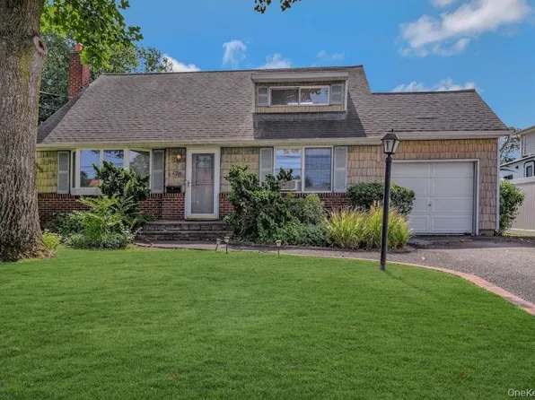 170 Wickfield Lane, North Babylon, NY 11703