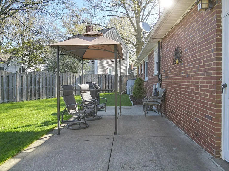 1835 Phelps Ave — Photo 26