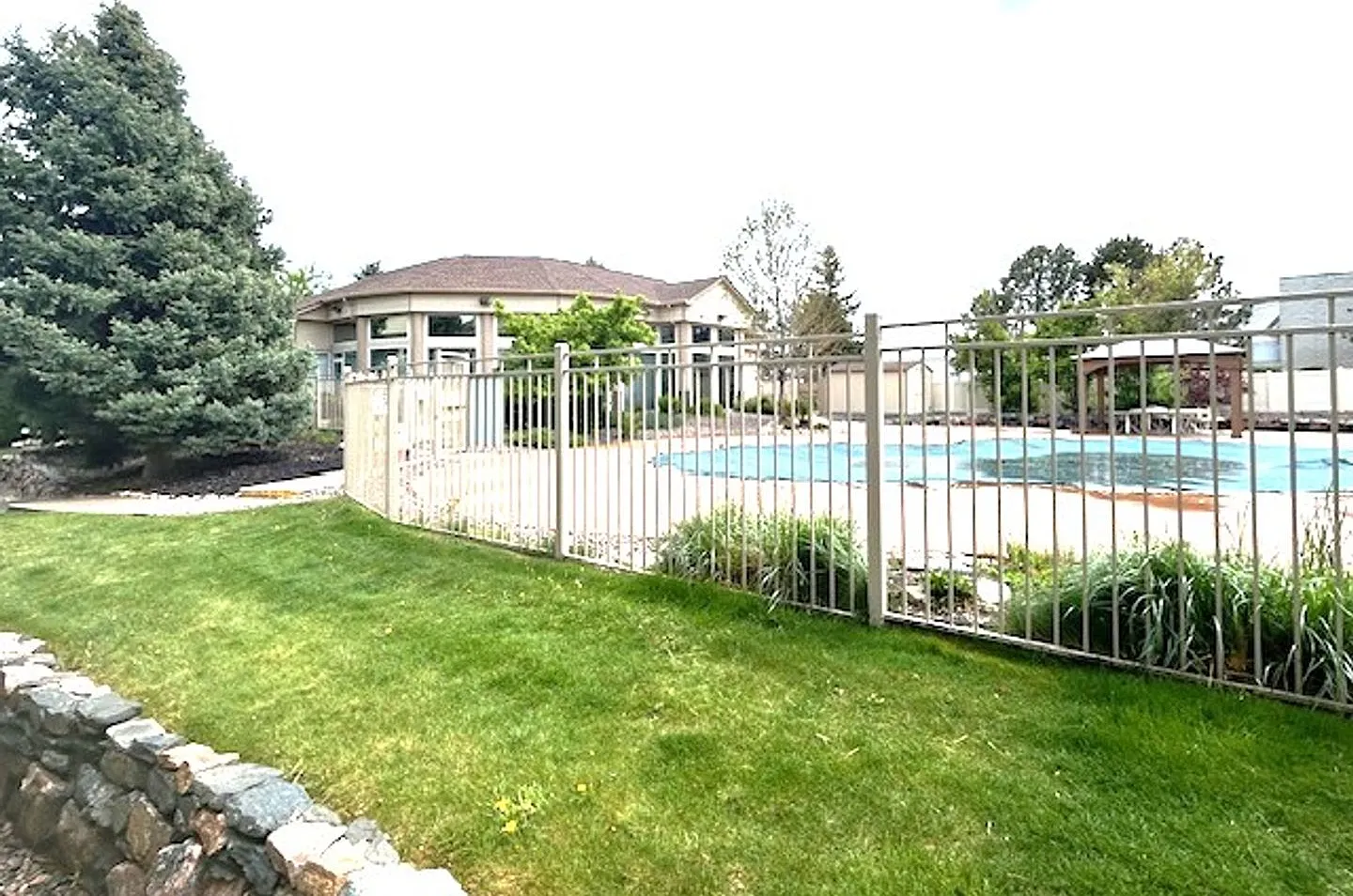 Great Littleton Condominium with Garage — Photo 2