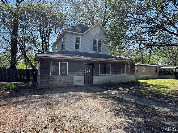 2nd image of 400 N Oak St