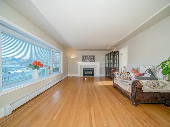 4824 Fairlawn Dr, Burnaby, BC V5C 3R8