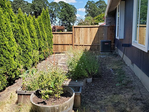 5th image of 1367 SW 213th Ave