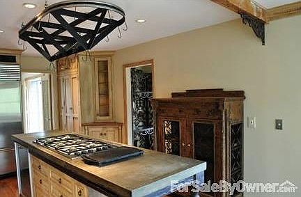 Old world charm : 6-Burner gas stove plus removable griddle