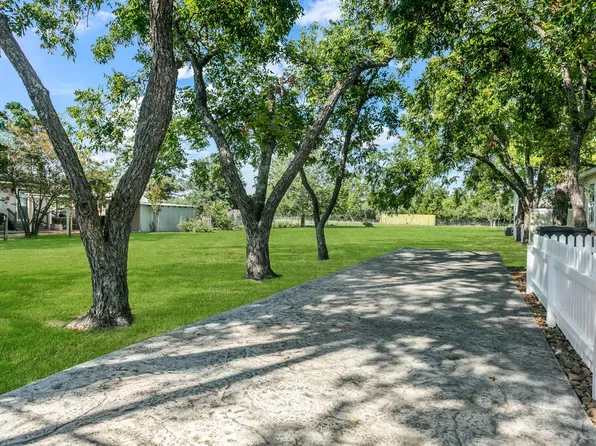 408 Fulton St, Fredericksburg, TX 78624