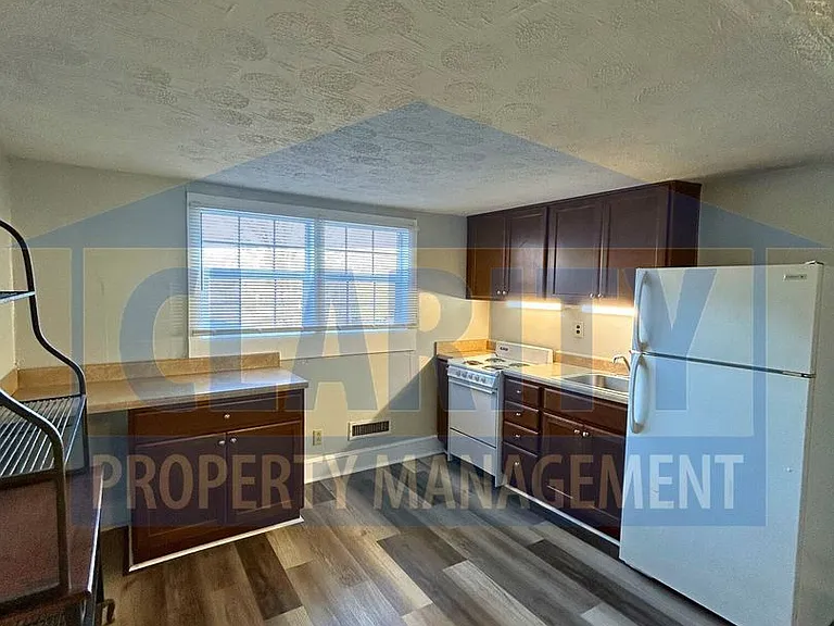 225 1/4 20th St NE — Photo 6