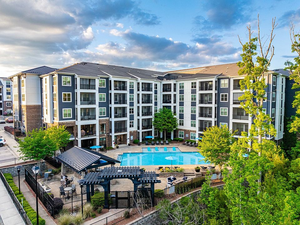 Swimming Pool with Grilling Area, Firepit and Yard Games