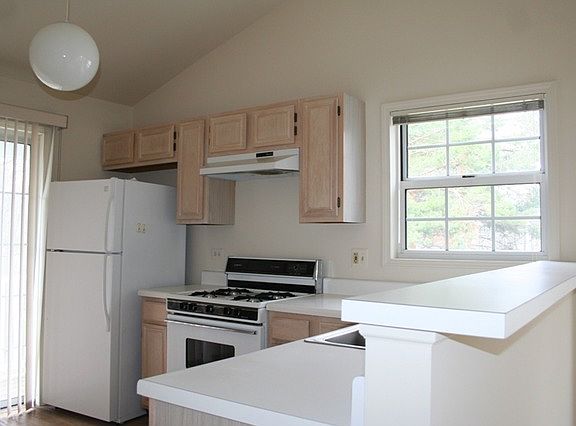 4th image of 410 Hill Ct
