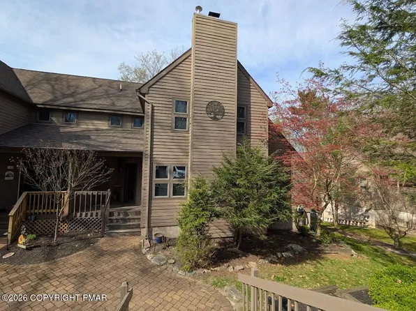 110 Woodmont Cir, Greentown, PA 18426