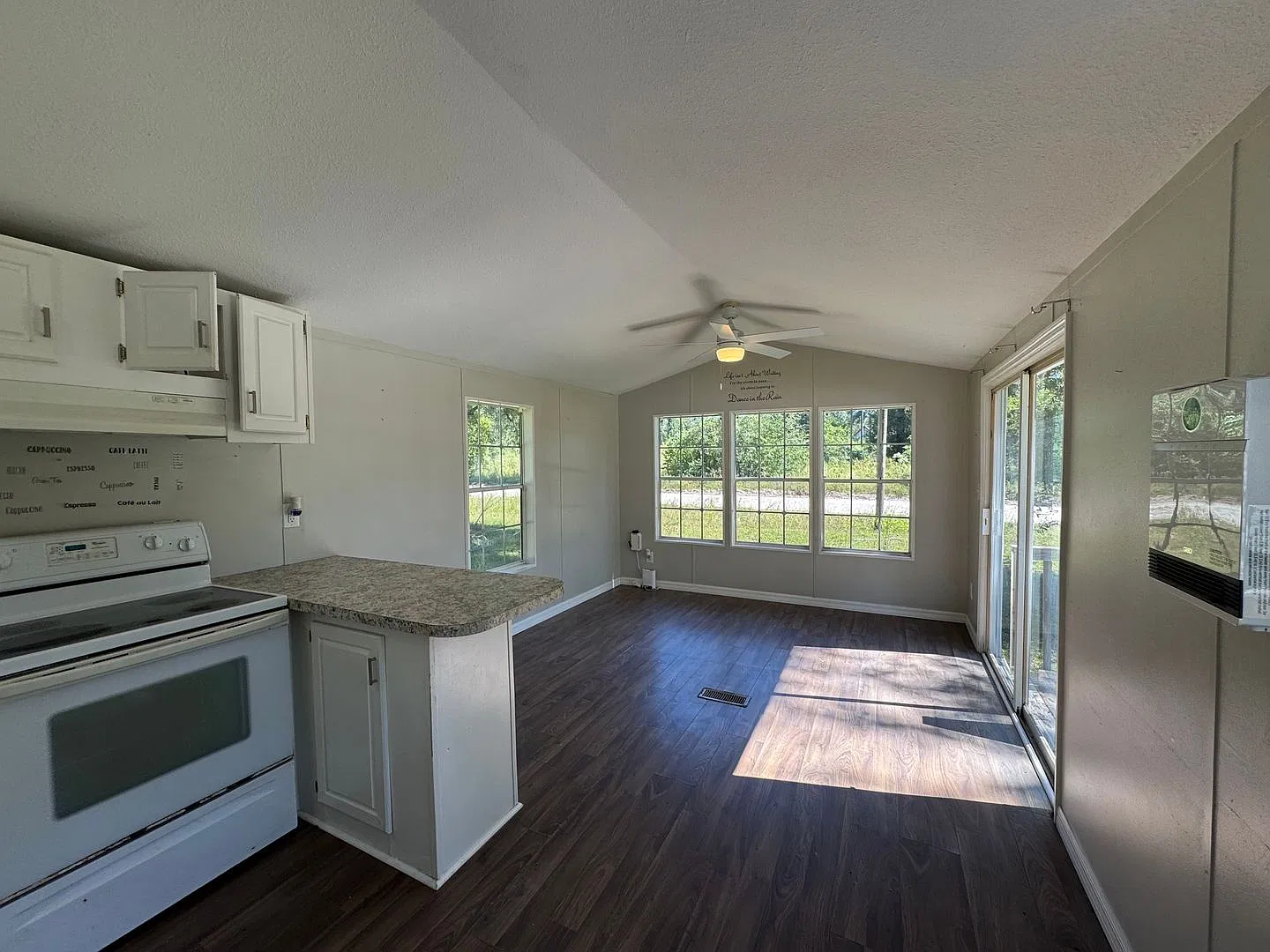 1 Bedroom, 1 Bath Manufactured home in Suwannee County — Photo 4