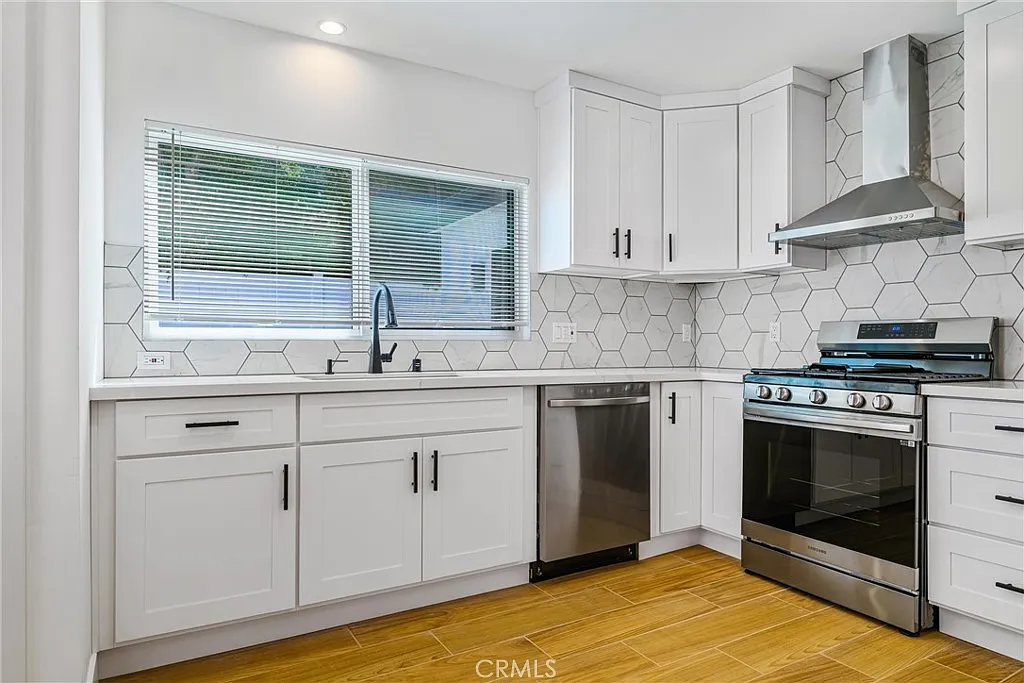 3 bed, 1200 sqft, $4,399 — Photo 2
