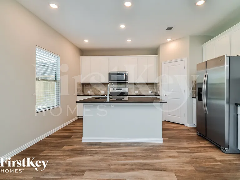223 Rosewood Dr — Photo 6