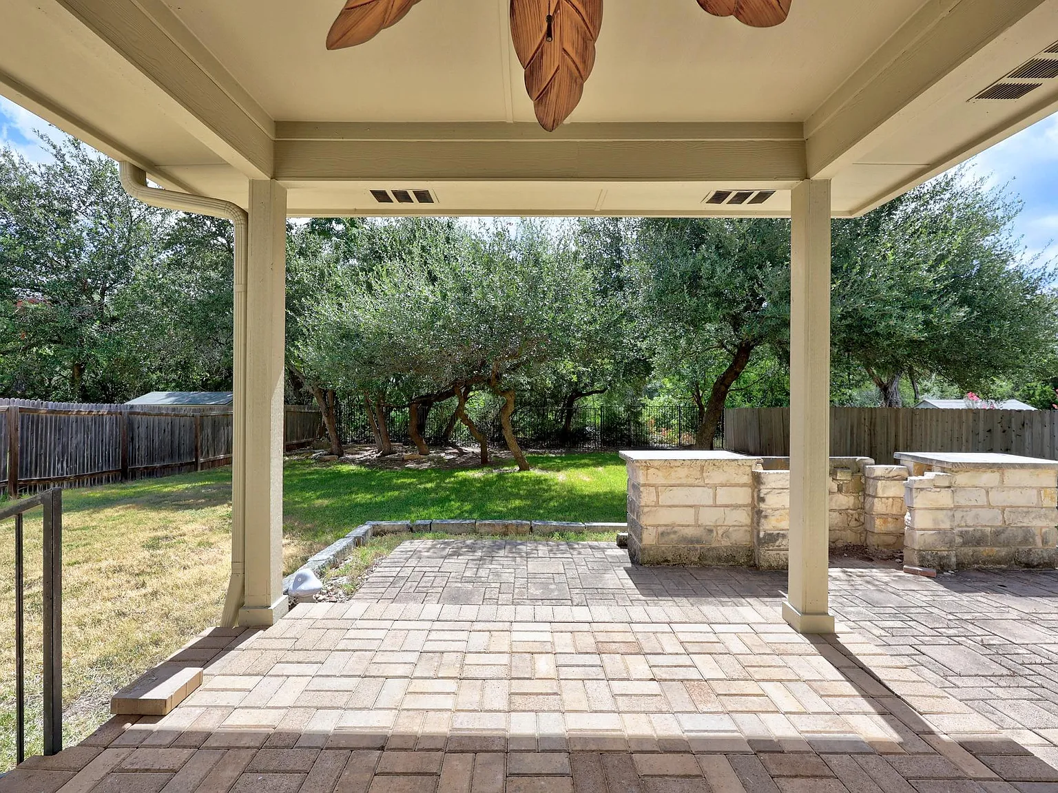 3 bed, 2.5 bath, 1726 sqft, $2,145 — Photo 2