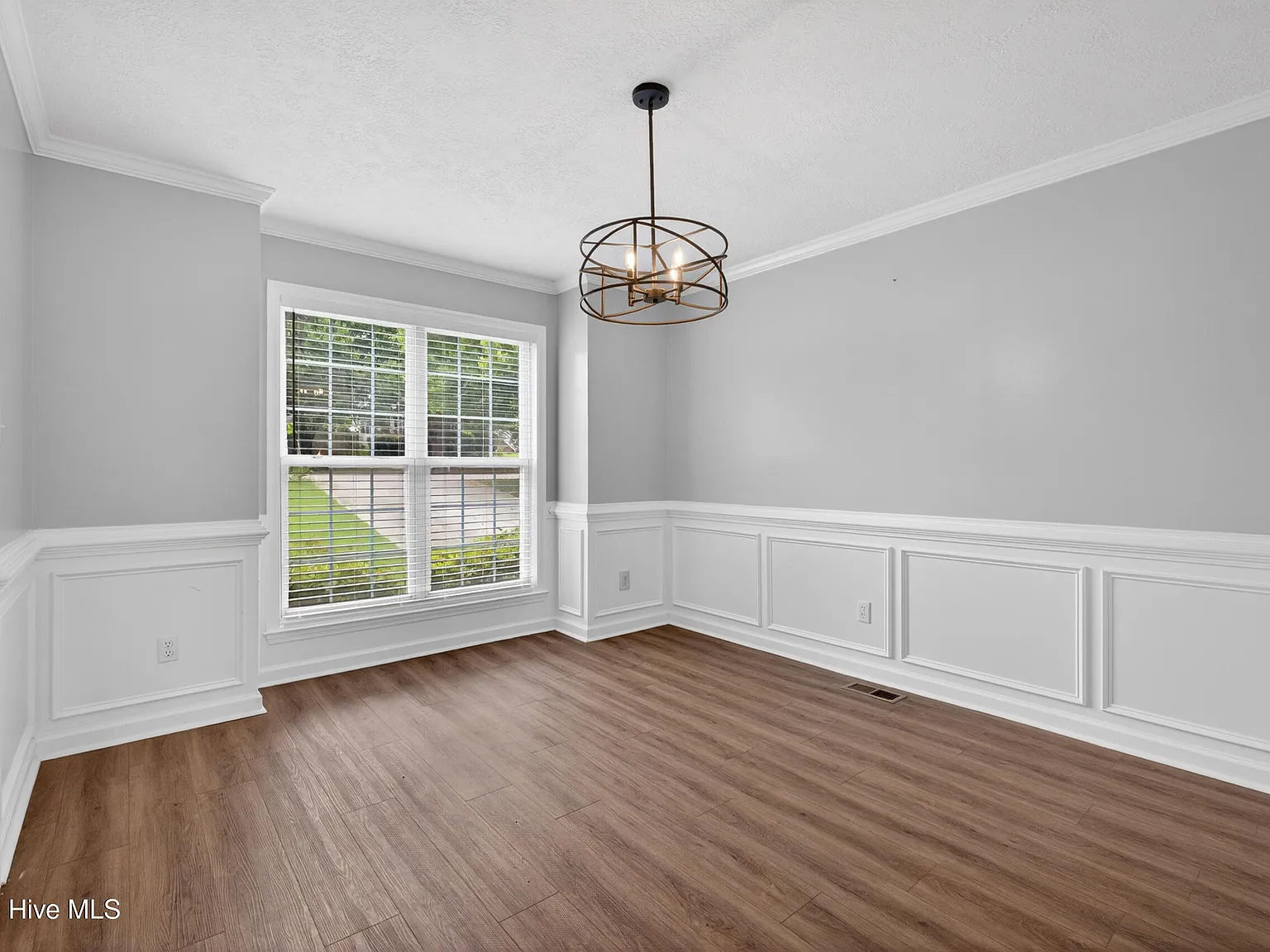 5 bed, 2.5 bath, 2569 sqft, $2,300 — Photo 4