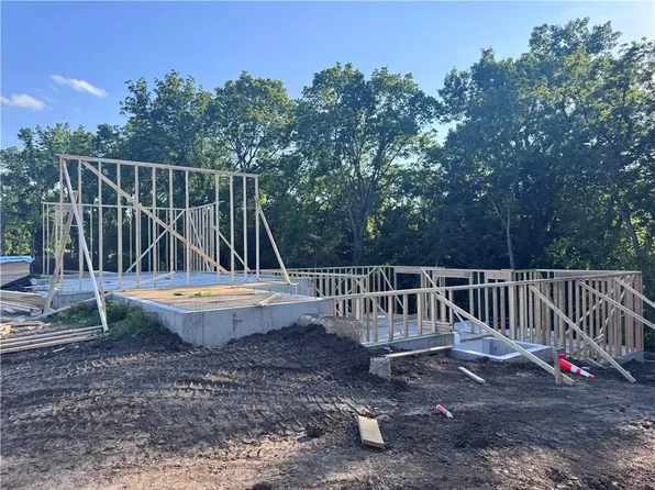 8646 Eagle Creek Dr, De Soto, KS 66018