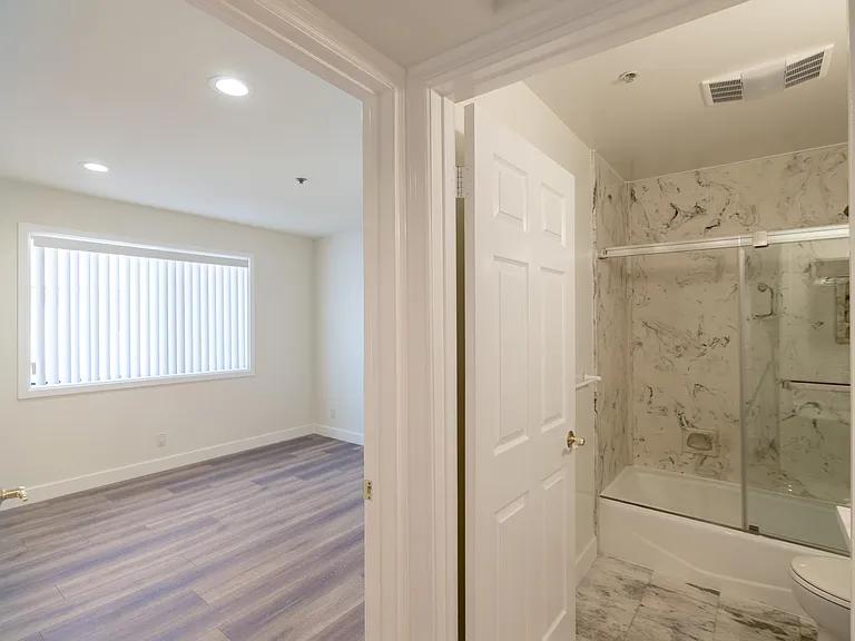 1760 N Alexandria Ave — Photo 22