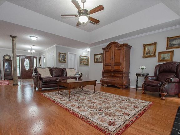 3rd image of 215 W Kingswood Dr