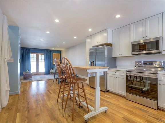 3rd image of 8318 Woodward St