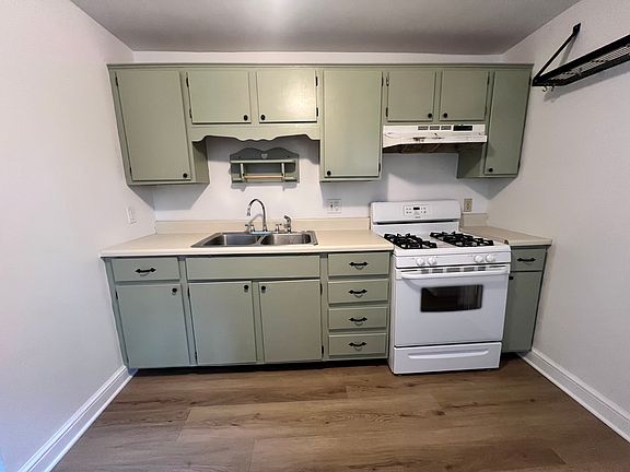 2nd image of 139 E Pomfret St