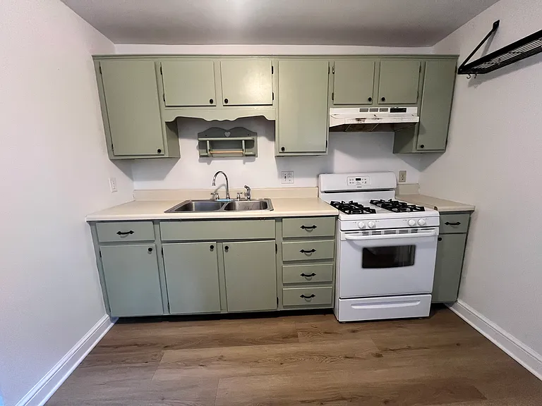 139 E Pomfret St — Photo 2