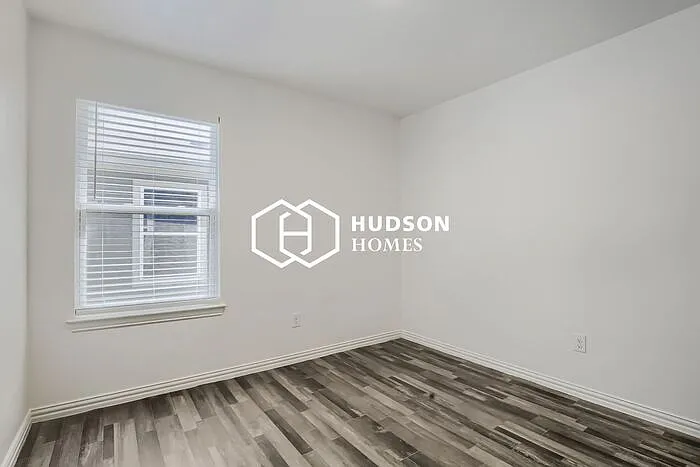 524 E Texas St — Photo 9