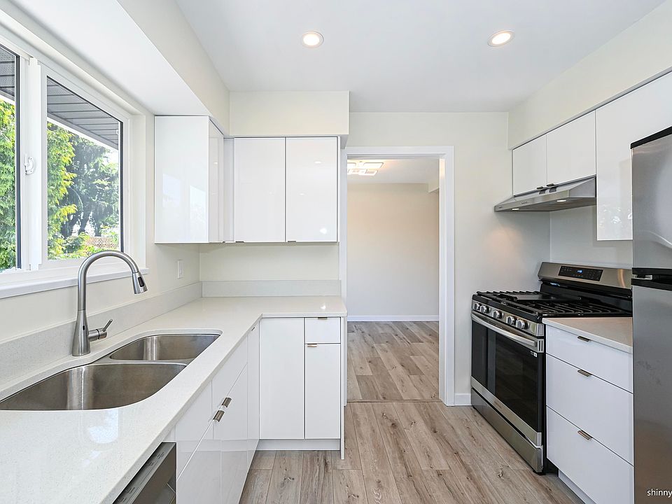 1st image of 5546 Maple Cres