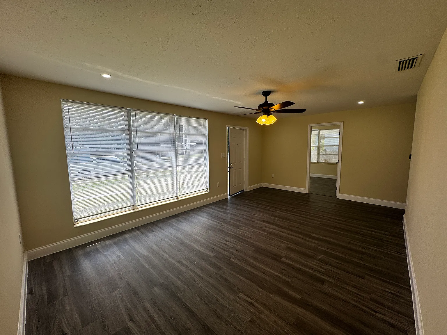 Recently Remodeled Home 3 Beds 2 Baths in Leesburg — Photo 4