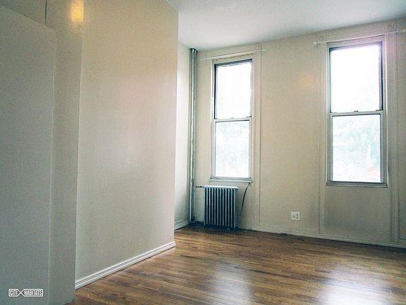 4th image of 211 India St APT 1R
