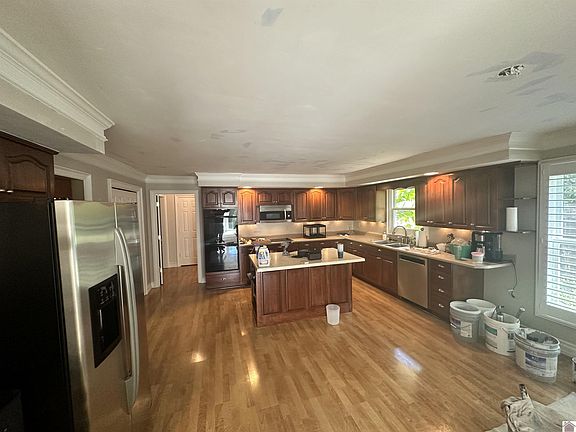 2nd image of 555 Huntleigh Ln
