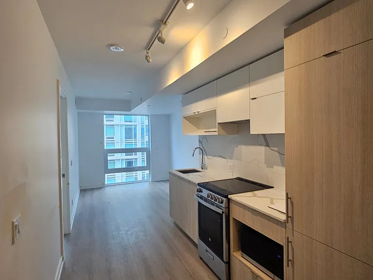 100 Queen St E #1712 — Photo 2