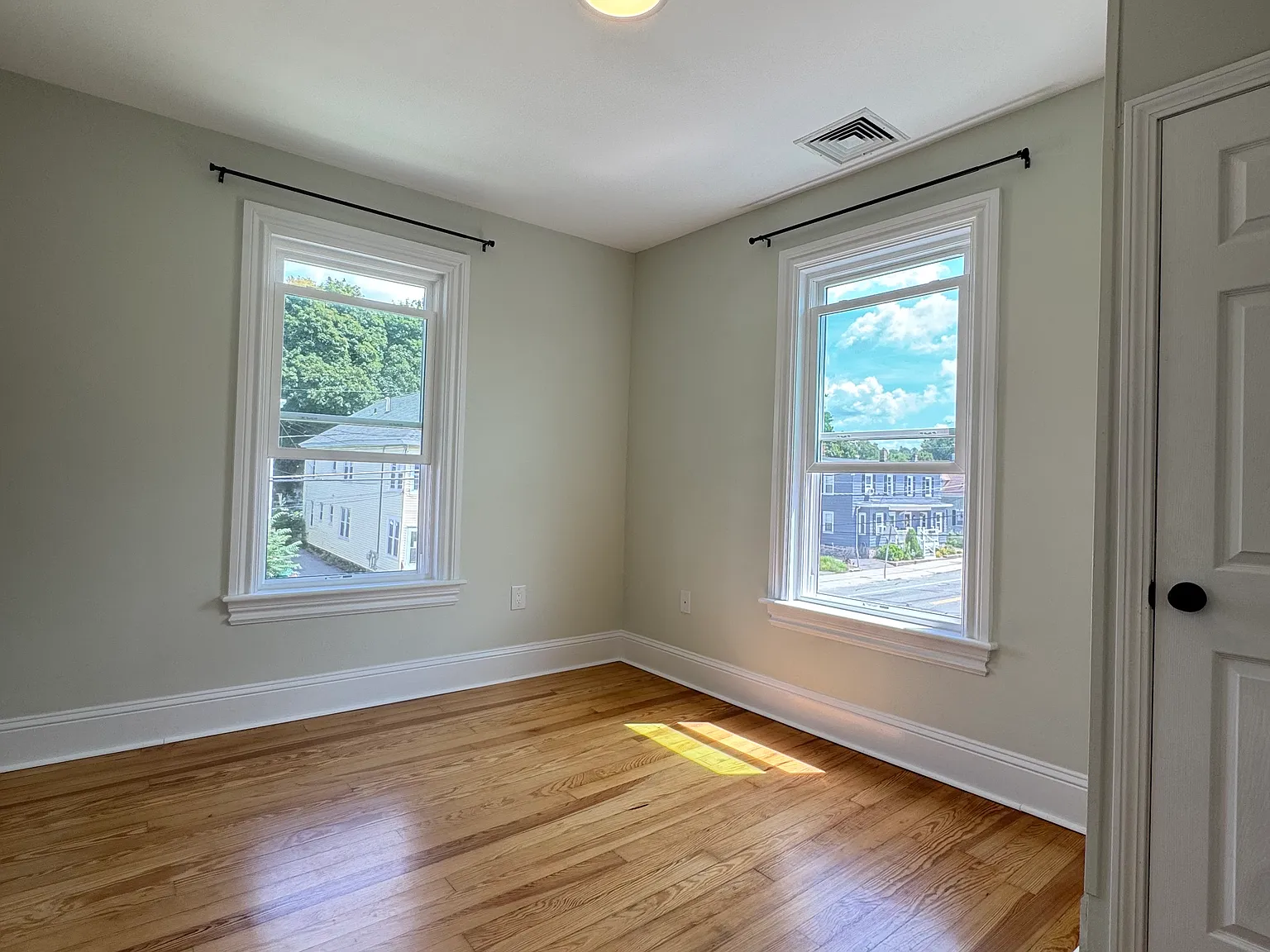 3 bed, 1100 sqft, $2,650 — Photo 4