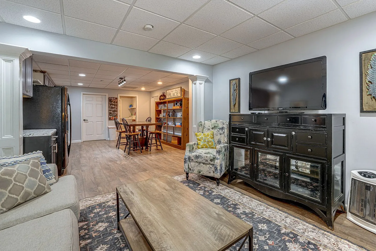 2 bed, 1.0 bath, 1797 sqft, $2,806 — Photo 2