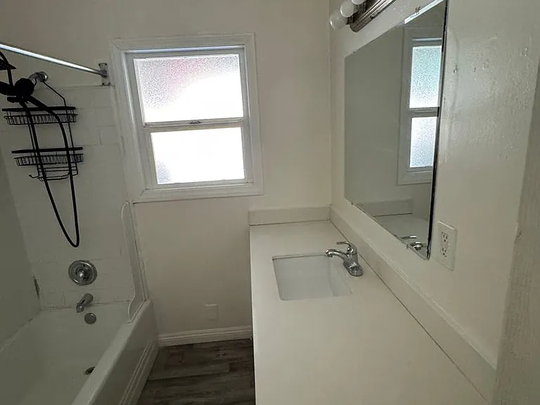 331 E Live Oak St — Photo 25