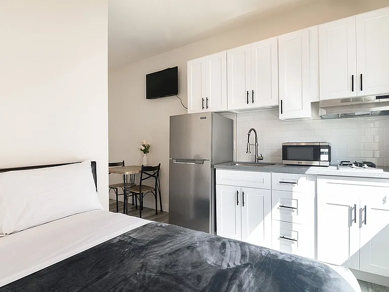 27th Street Studios and One Bedrooms — Photo 16