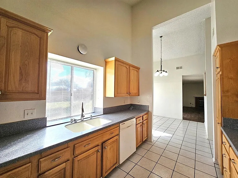 24657 Carolyn Ave — Photo 7