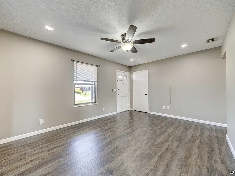 114 S Kimbrel Ave — Photo 3