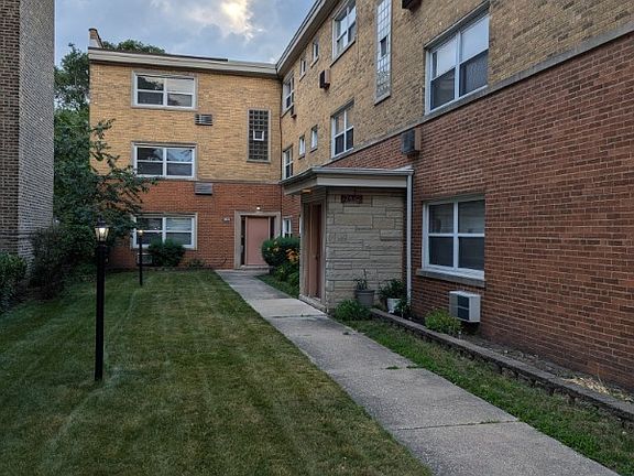2nd image of 7408 N Oakley Ave Unit 2D