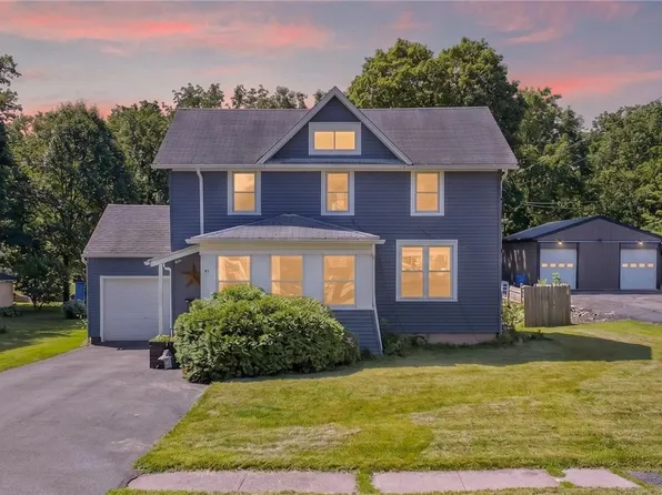 41 Park St, Phelps, NY 14532