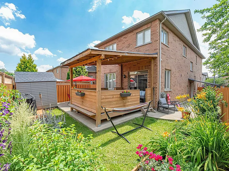 581 Grant Way #UPPER — Photo 33