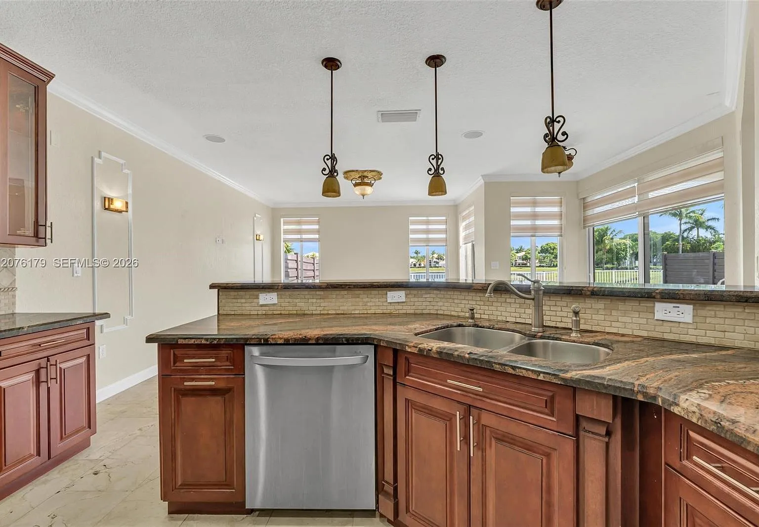 5 bed, 2916 sqft, $5,899 — Photo 3