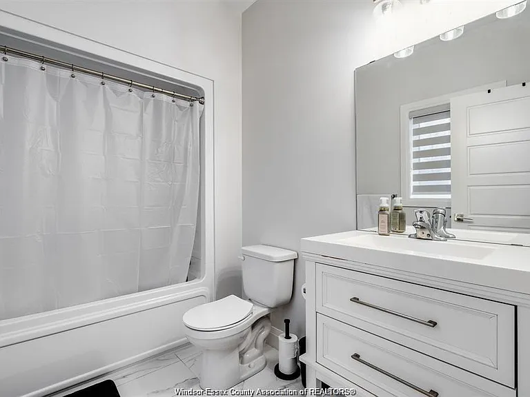 241 Robinson Ave #UPPER — Photo 11