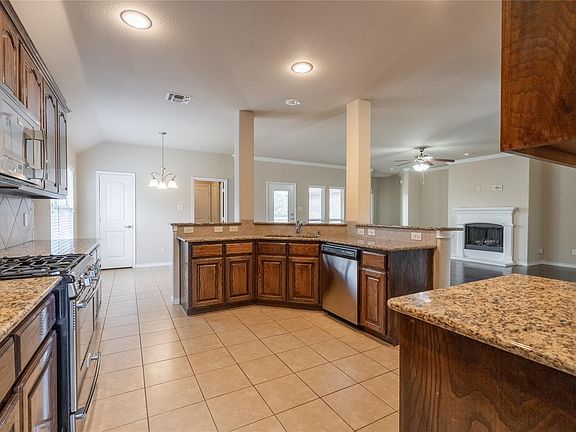 4th image of 1112 Hidden Creek Dr