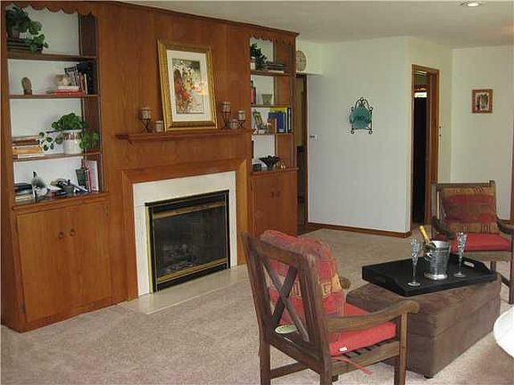4th image of 971 Hickory St