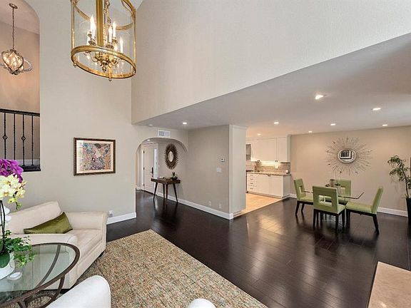 3rd image of 105 Casitas Bulevar
