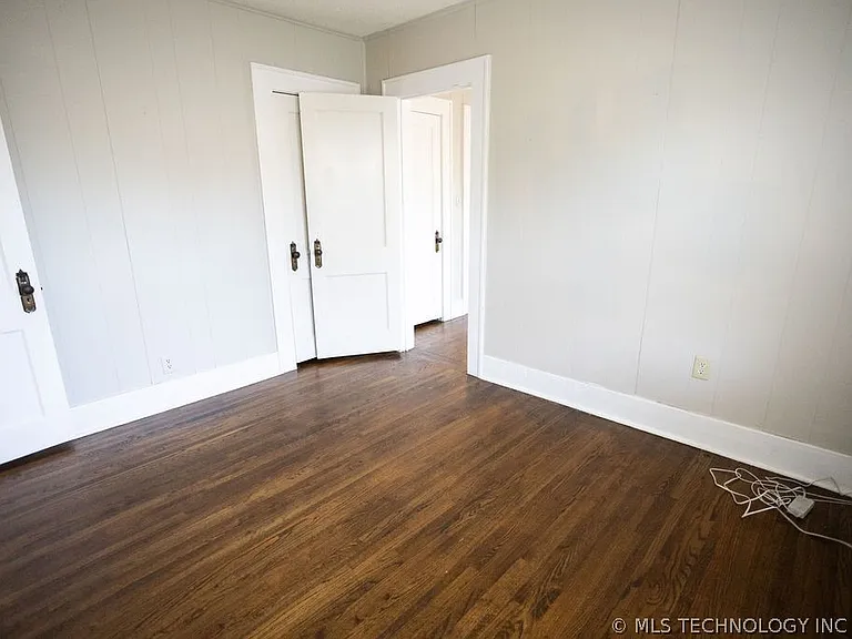 1147 S Florence Ave — Photo 43
