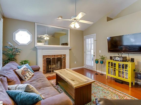 4th image of 6 Fruitwood Ct