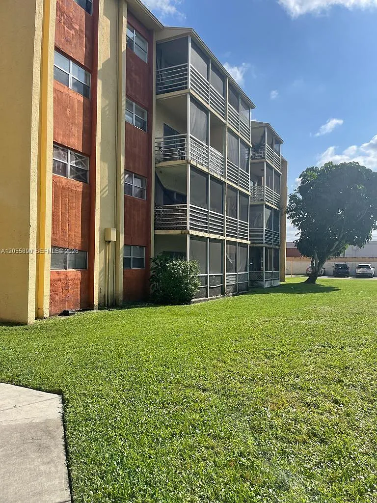 Sunset Hills I Condominiu — Photo 1
