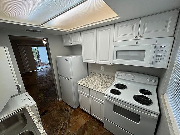5th image of 2405 SE 16th Ave