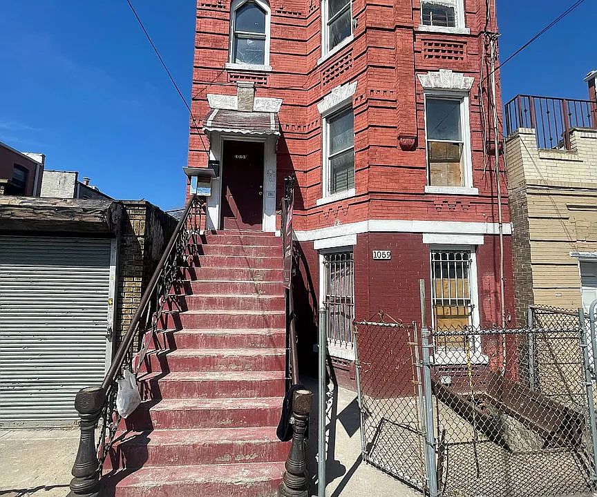 2nd image of 1059 Sutter Ave APT 1