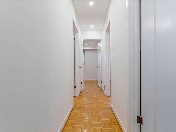 5th image of 4036 Dunmow Cres