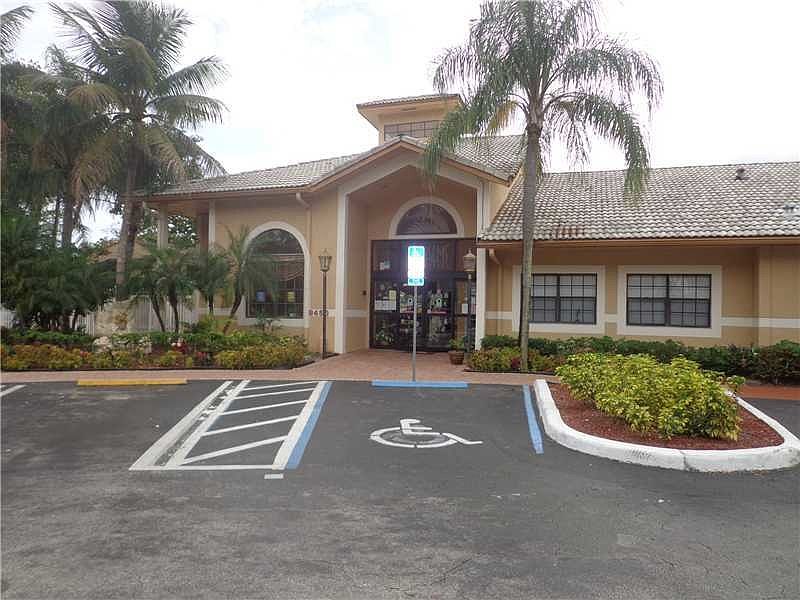 2nd image of 301 Palm Cir E